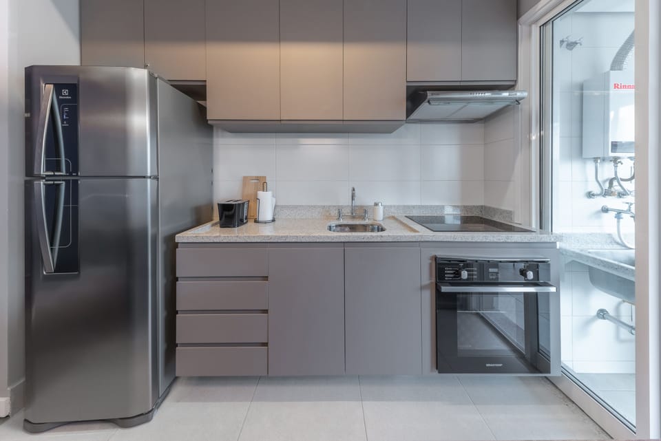 Apartamento Superior Casal | Private kitchen | Espresso maker, full-size fridge, stovetop, cookware/dishes/utensils