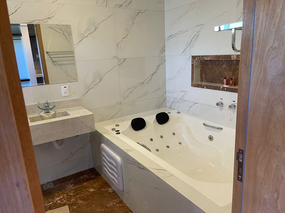 Deluxe Double Room, 1 King Bed, Pool View | Bathroom