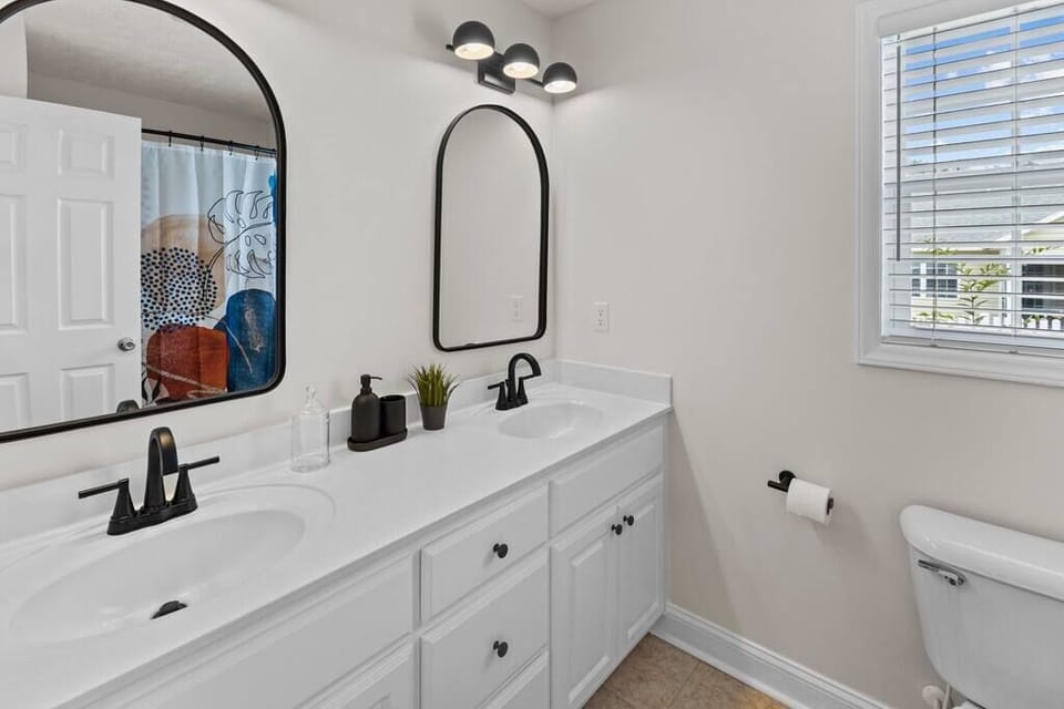 Master bathroom with two sinks, garden tub and shower