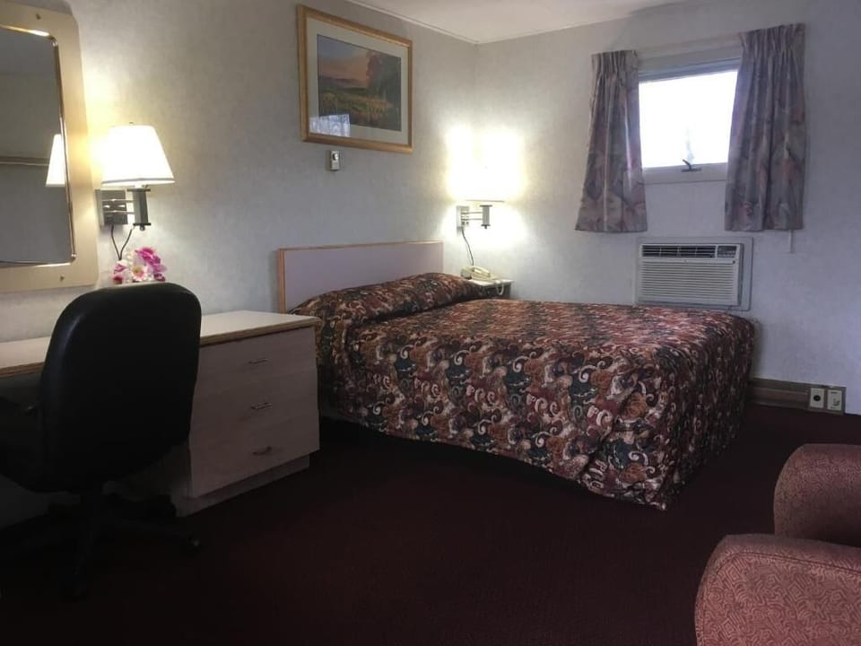 Desk, free WiFi, bed sheets