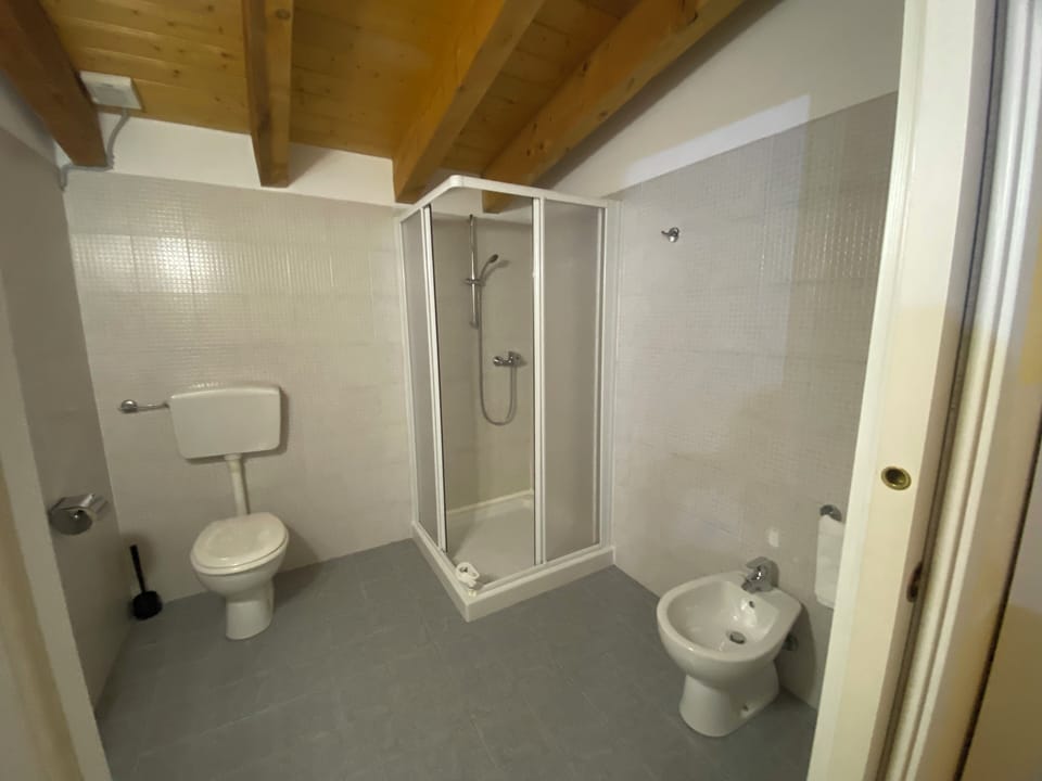 Triple Room | Bathroom | Shower, free toiletries, hair dryer, bidet