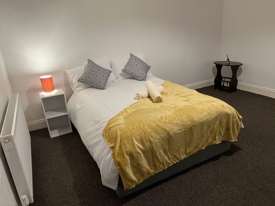 Guesthouse-2br-parking-wifi-toiletriesprovided House in England