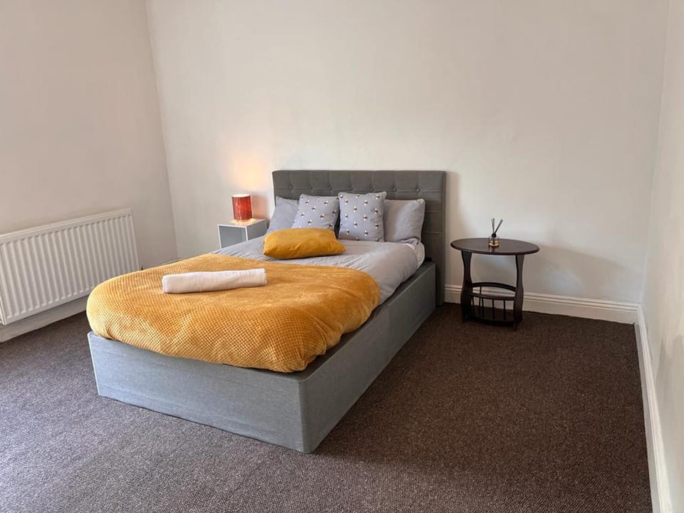Guesthouse-2br-parking-wifi-toiletriesprovided House in England
