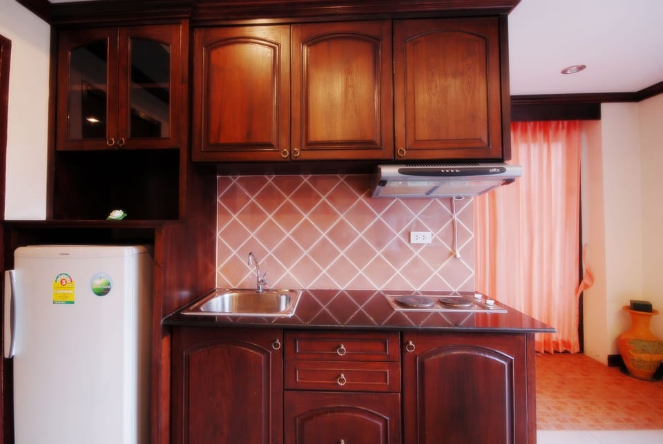 Suite | Private kitchen | Fridge, electric kettle, paper towels