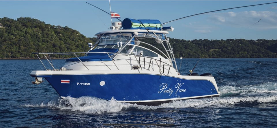 Pretty Vane 32'' ProLine-Walk Around-A/C Cabin Docked boat in Coco