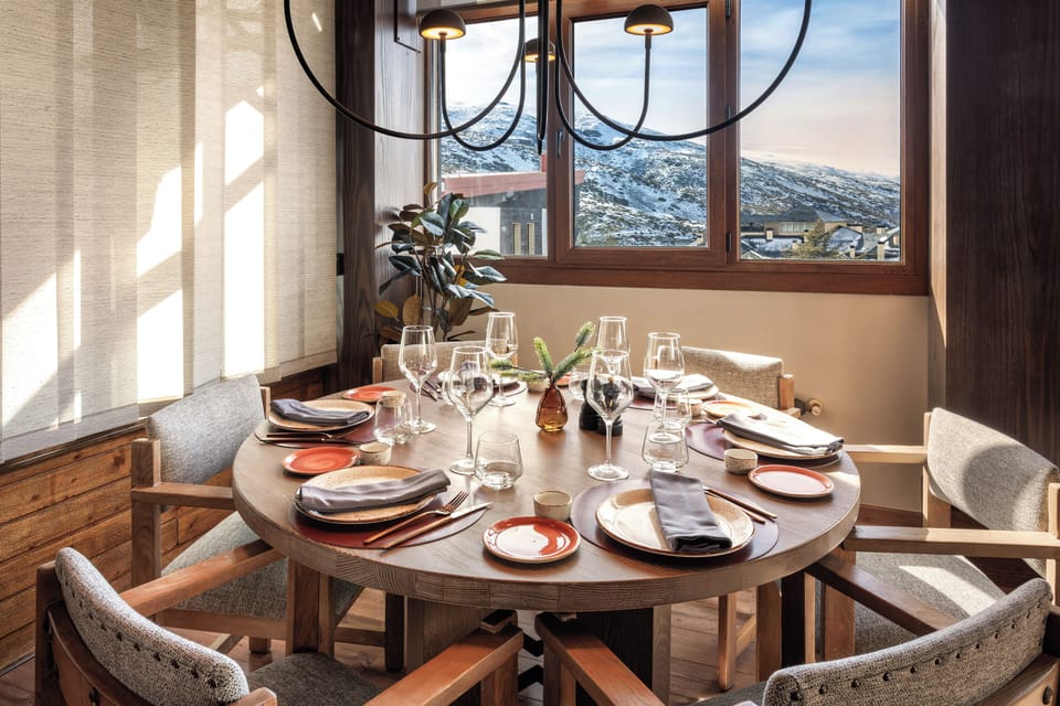 2 restaurants; breakfast, lunch, dinner, and brunch served