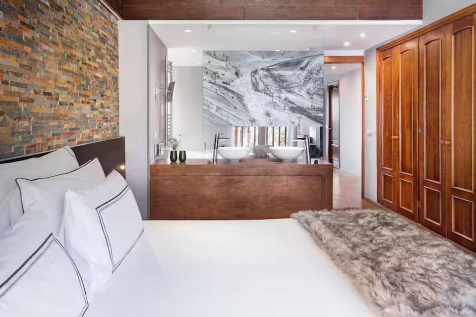 The Level, Grand Suite | Down comforters, free WiFi, bed sheets