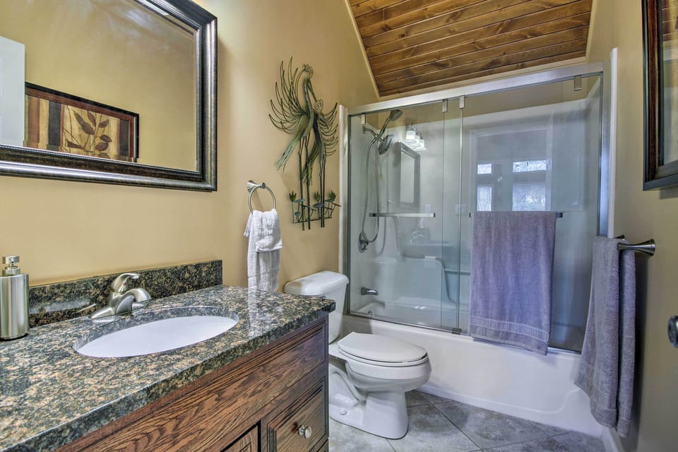 Full Bathroom | 1st Floor | Towels Provided | Complimentary Toiletries
