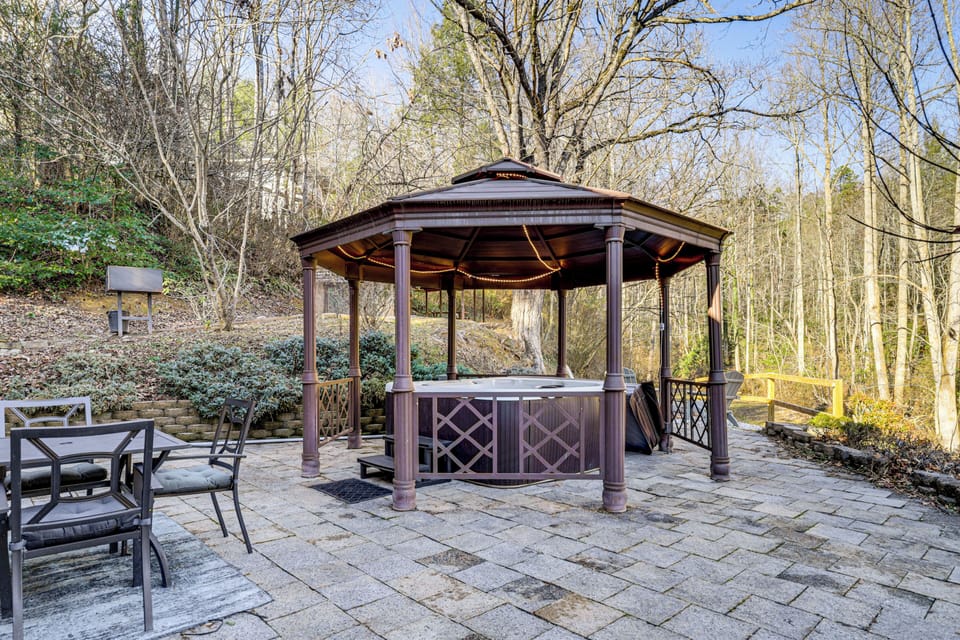 Gatlinburg Vacation Rental | 2,321 Sq Ft | 5BR | 4BA | Stairs Required
