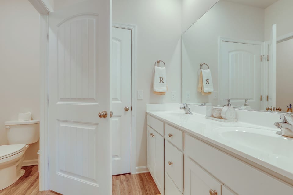 Full Bathroom | 2nd Floor | Towels Provided | Access via Bedroom 1