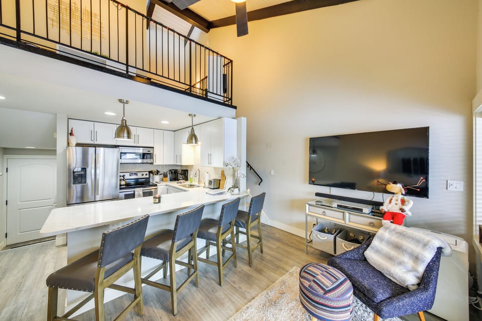 Living Room | Free WiFi | Smart TV w/ Cable | Full Futon