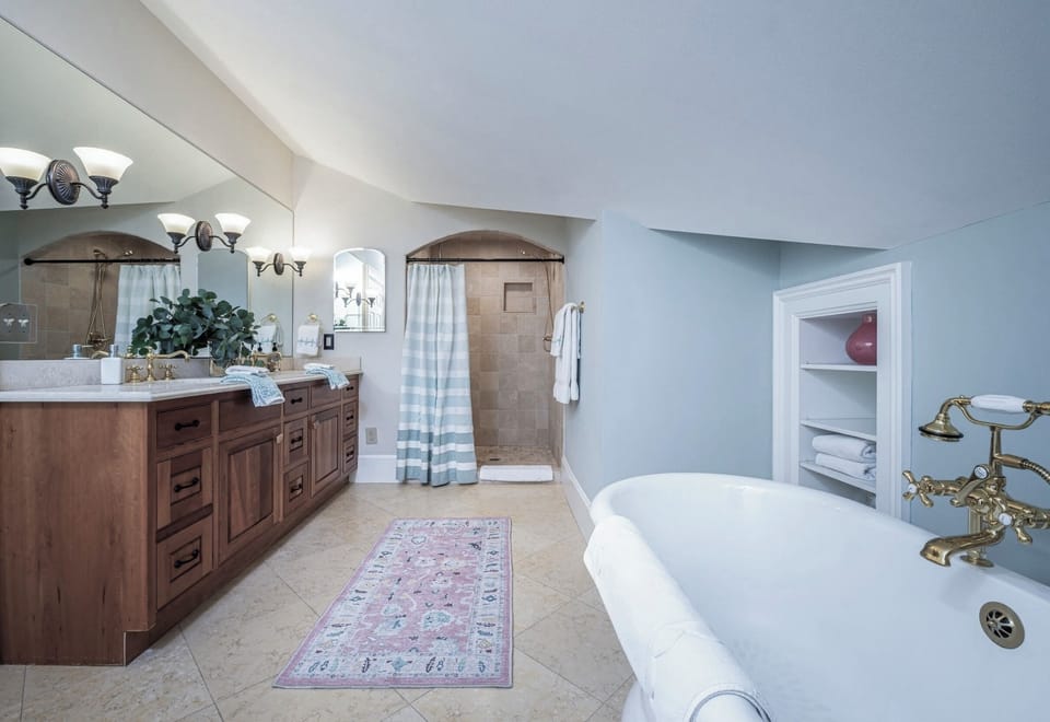 Superior Suite | Bathroom | Designer toiletries, hair dryer, bathrobes, towels