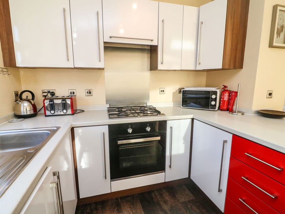 Cottage | Private kitchen | Fridge, dishwasher, electric kettle, toaster