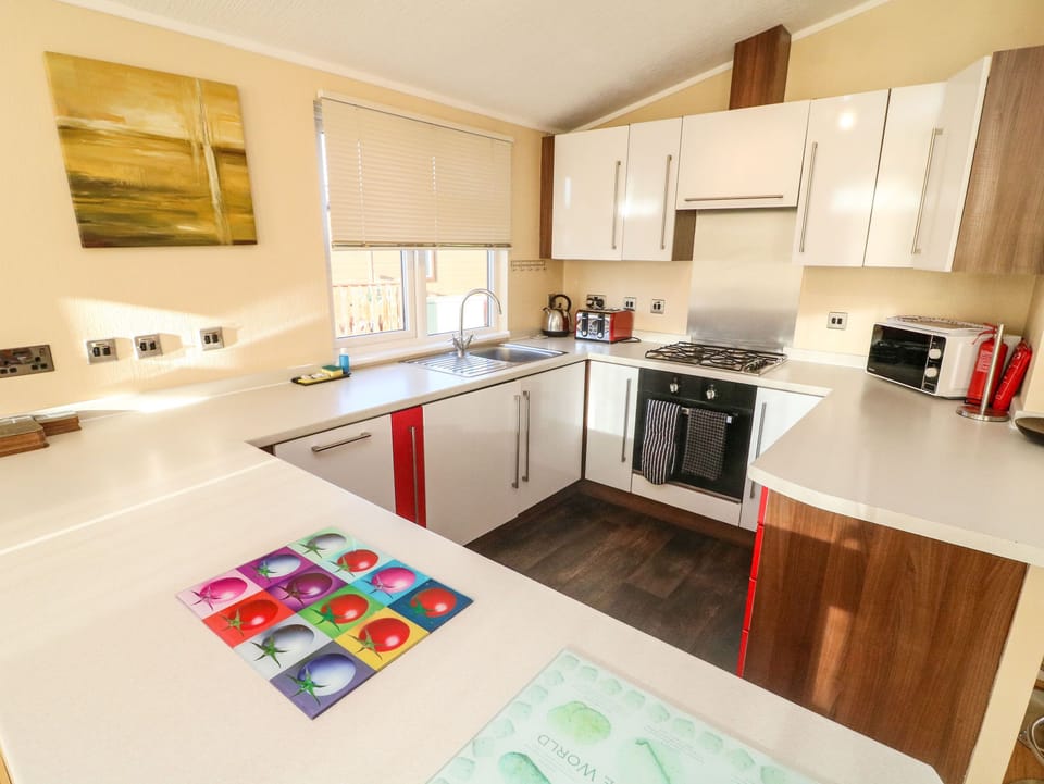 Cottage | Private kitchen | Fridge, dishwasher, electric kettle, toaster