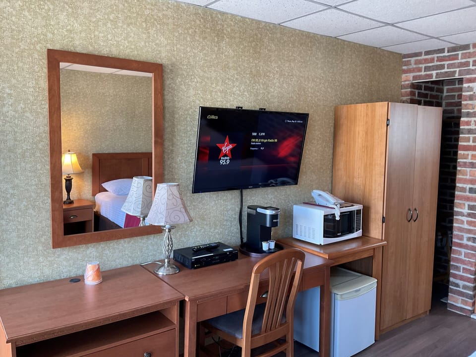 Standard Room, 1 Queen Bed | In-room safe, desk, free WiFi, bed sheets