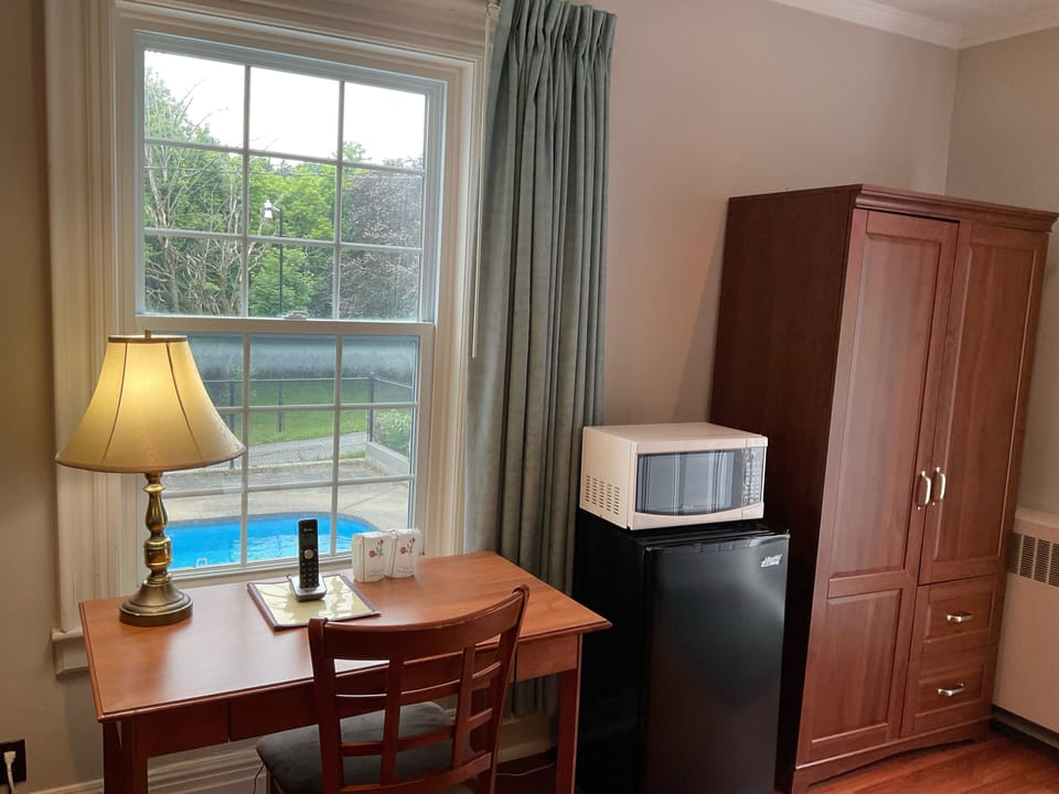 Room, 1 King Bed | In-room safe, desk, free WiFi, bed sheets