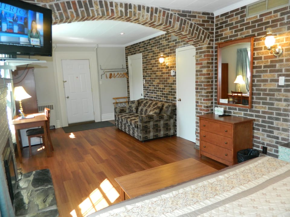 Room, 1 King Bed | In-room safe, desk, free WiFi, bed sheets