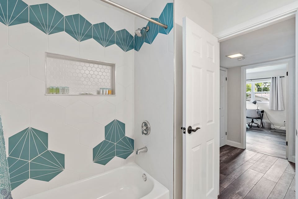 Bathroom 2 with tub 