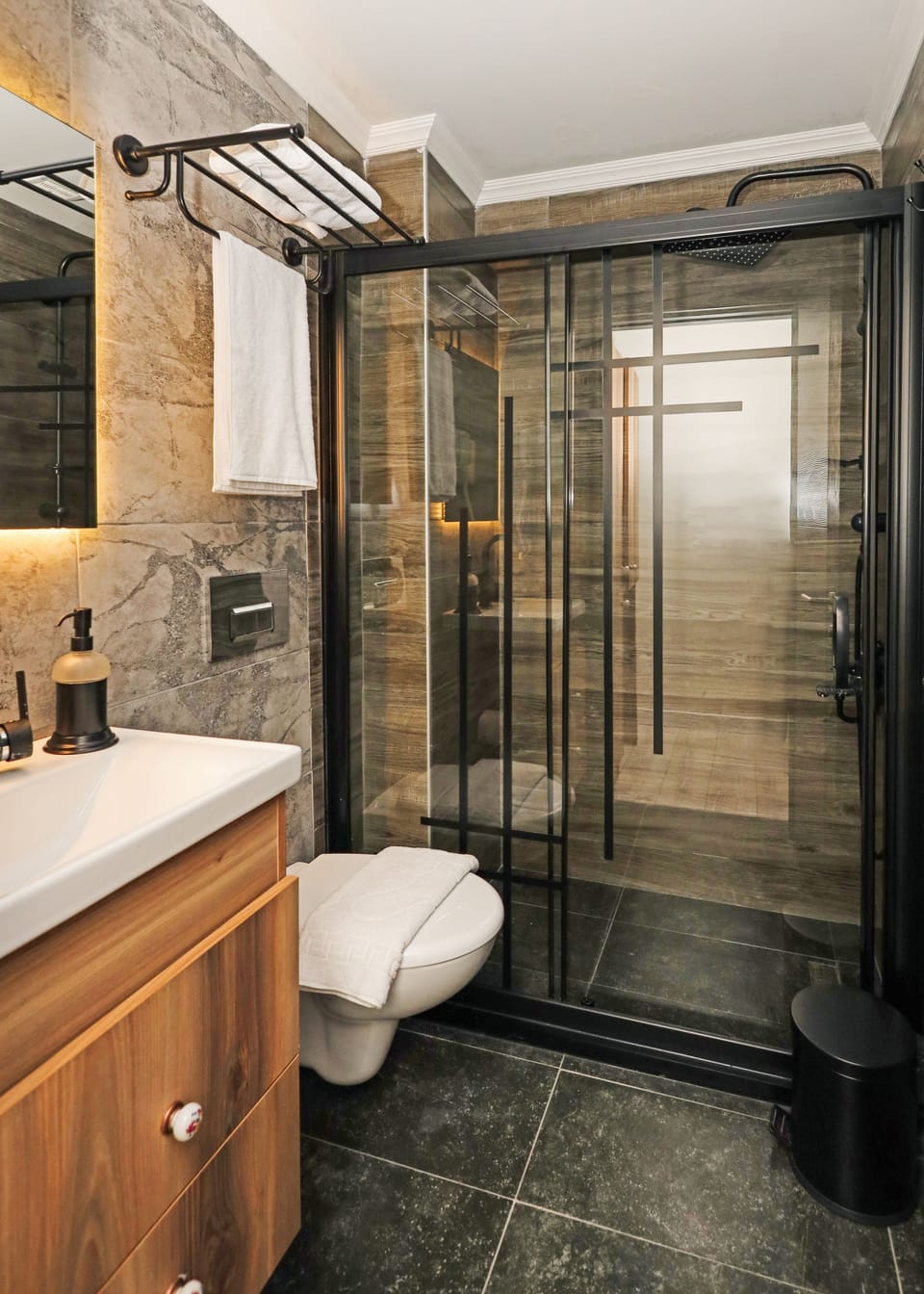 Economy Double Room | Bathroom | Shower, rainfall showerhead, hair dryer, slippers
