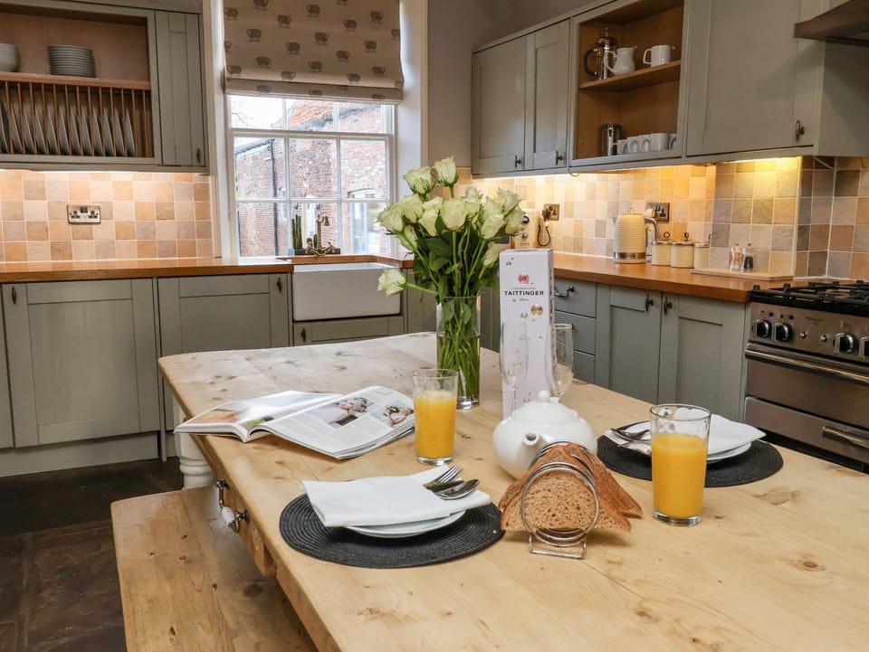 Cottage | Private kitchen | Fridge, electric kettle, toaster, cookware/dishes/utensils