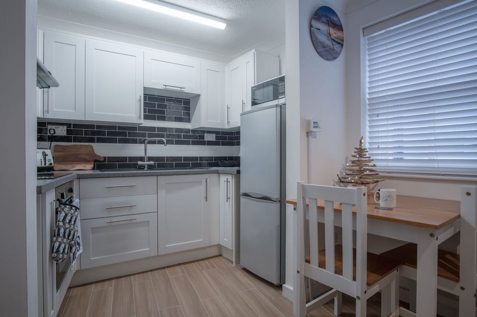 Full-size fridge, microwave, oven, stovetop