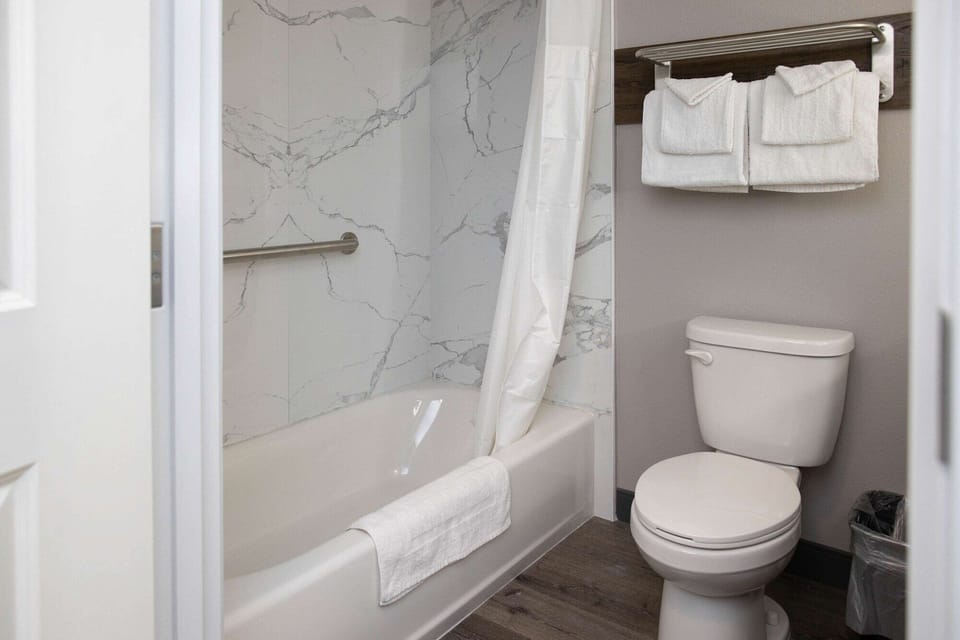 Combined shower/tub, towels