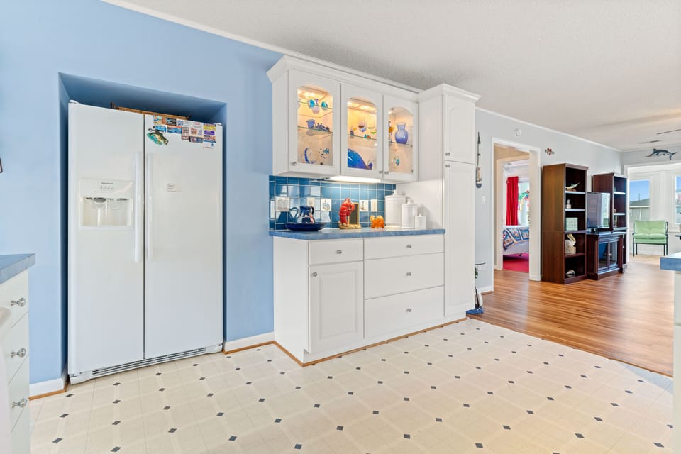 Side by side refrigerator with ice & water in the door; even more counter space