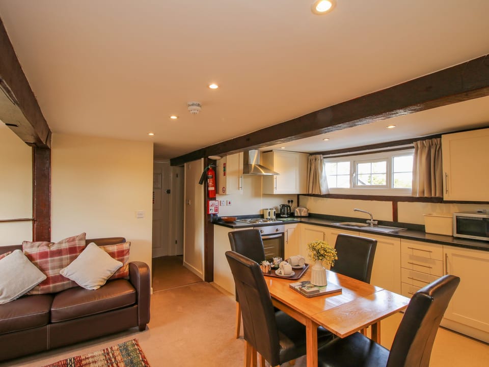 Cottage | Dining