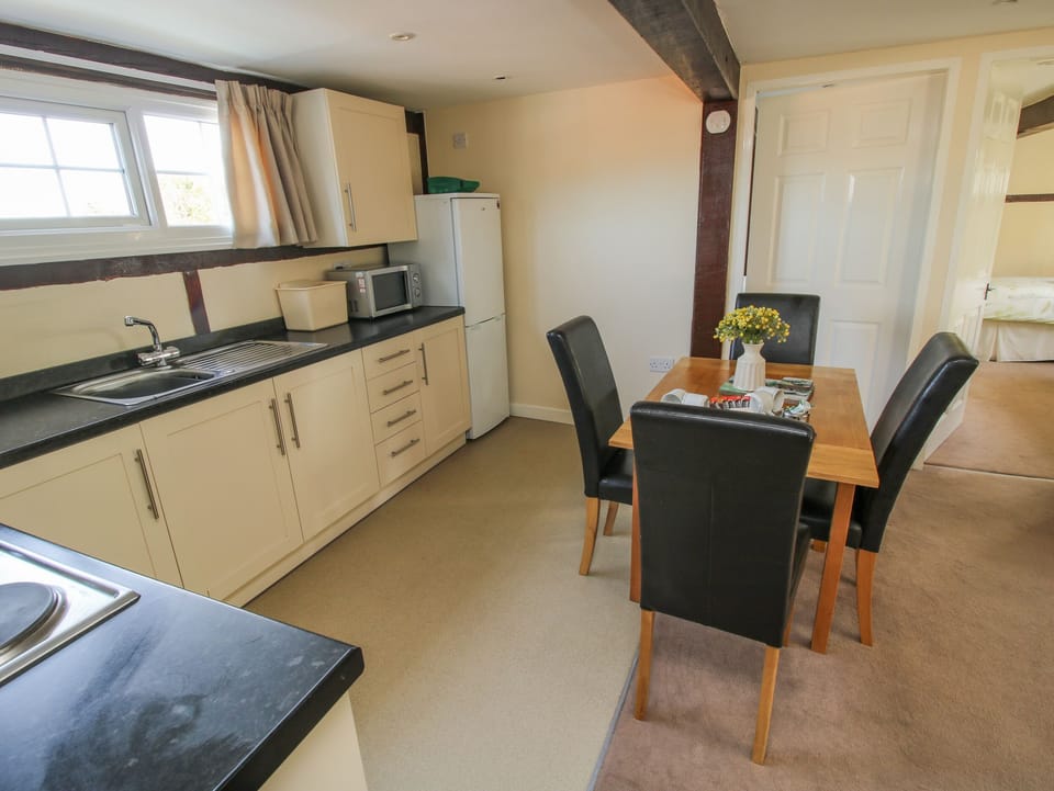 Cottage | Private kitchen | Fridge, electric kettle, toaster, cookware/dishes/utensils