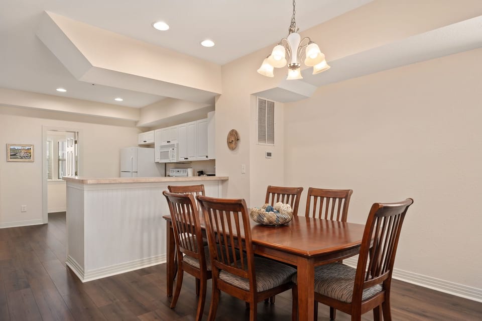 Dining Room Table with seating for 6
