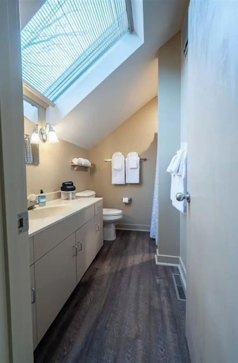 2nd Floor Bathroom 