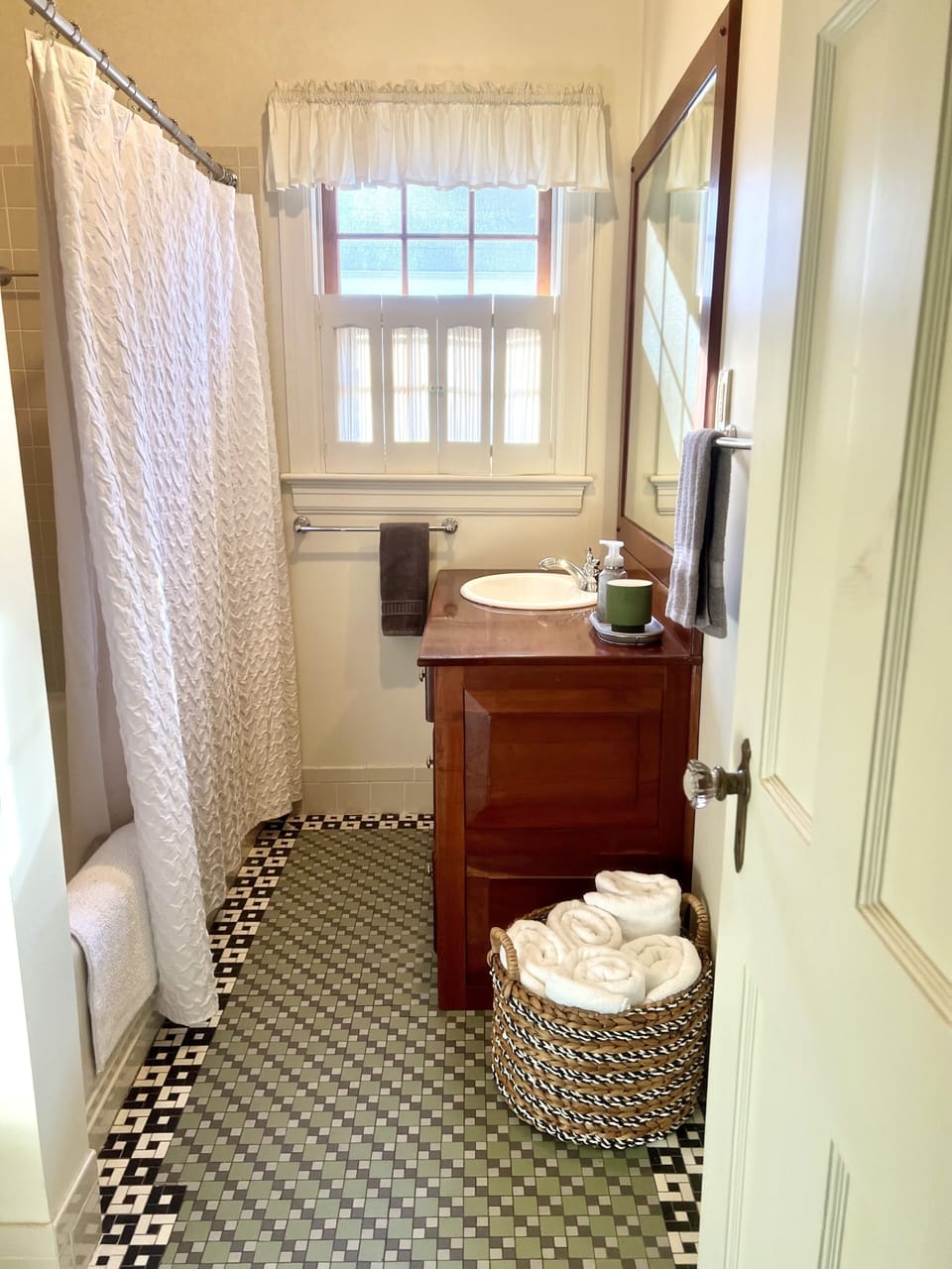 Bathroom w/ new vanity & mirror
