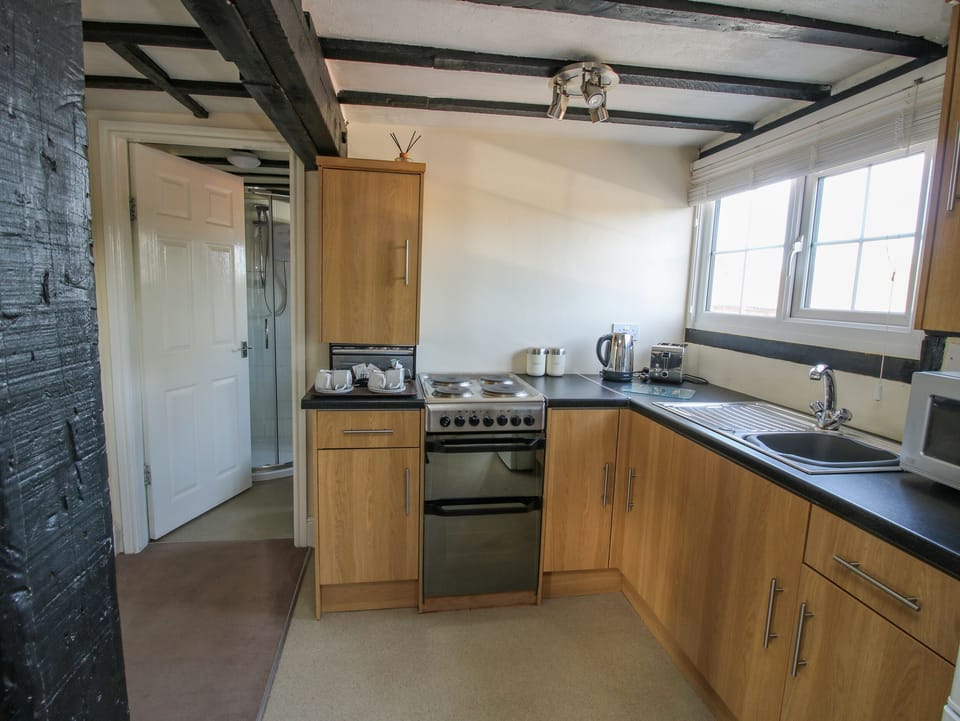 Cottage | Private kitchen | Fridge, electric kettle, toaster, cookware/dishes/utensils