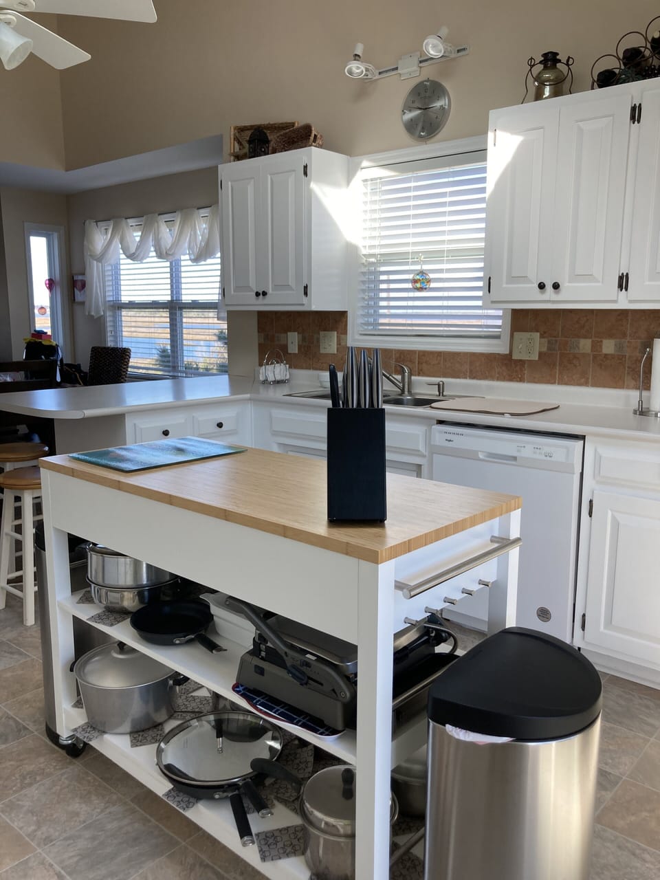 Spacious kitchen equipped with everything you need to prepare a delicious meal.