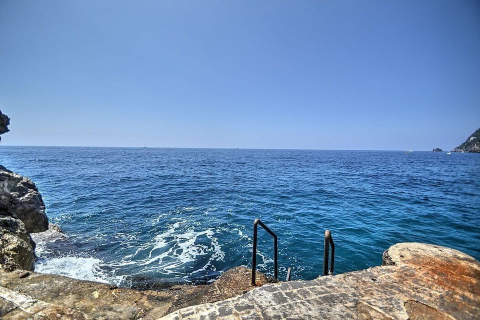 Villa Abbondanza: A splendid and luminous three-story villa set into the cliff, sheer above the sea and with direct access to the sea, with Free WI-FI. Villa in Furore