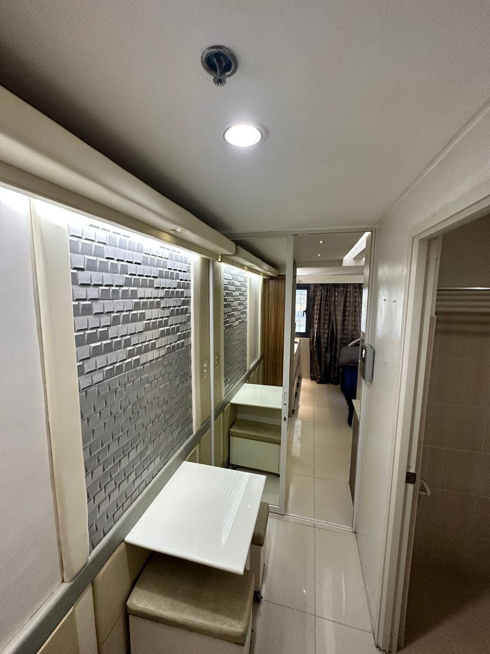 Deluxe Studio Suite | Living room | 32-inch Smart TV with cable channels, TV
