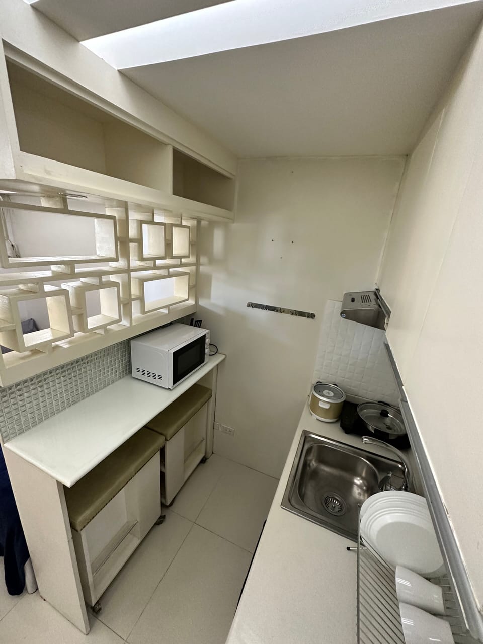 Deluxe Studio Suite | Private kitchen | Fridge, microwave, rice cooker, cookware/dishes/utensils