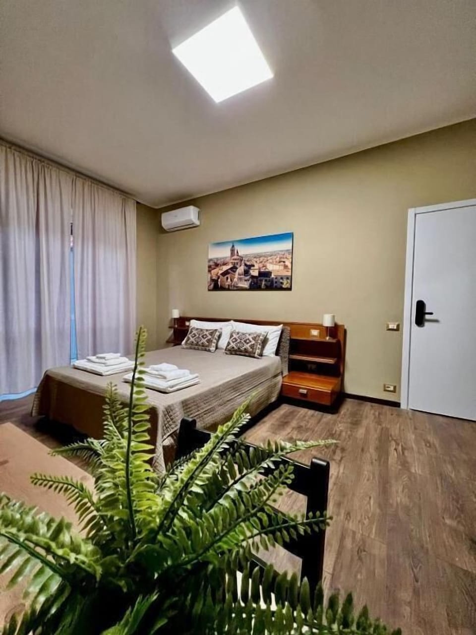 Room, 1 Double Bed with Sofa bed, Shared Bathroom | Desk, laptop workspace, free WiFi, bed sheets