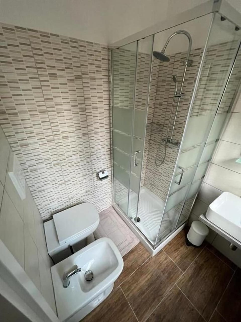 Room, 1 Double Bed with Sofa bed, Ensuite | Bathroom | Shower, rainfall showerhead, hair dryer, bidet