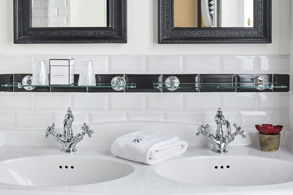 Junior Suite Sainte-Beuve | Bathroom | Combined shower/tub, deep soaking tub, eco-friendly toiletries