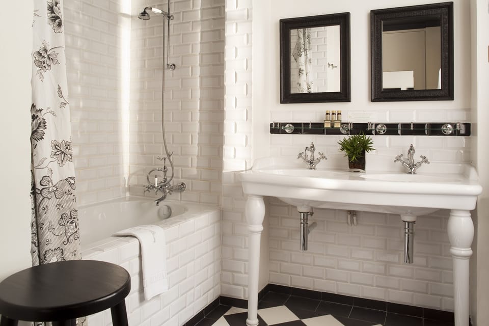 Junior Suite Sainte-Beuve | Bathroom | Combined shower/tub, deep soaking tub, eco-friendly toiletries