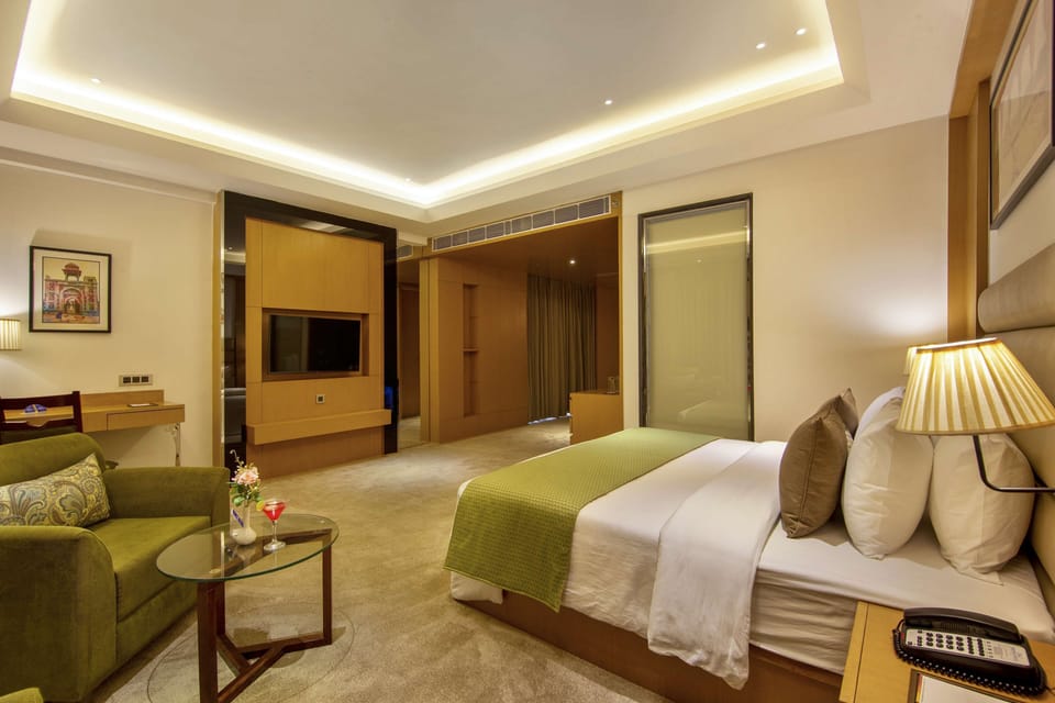 Deluxe Suite, 1 King Bed | Minibar, desk, soundproofing, iron/ironing board
