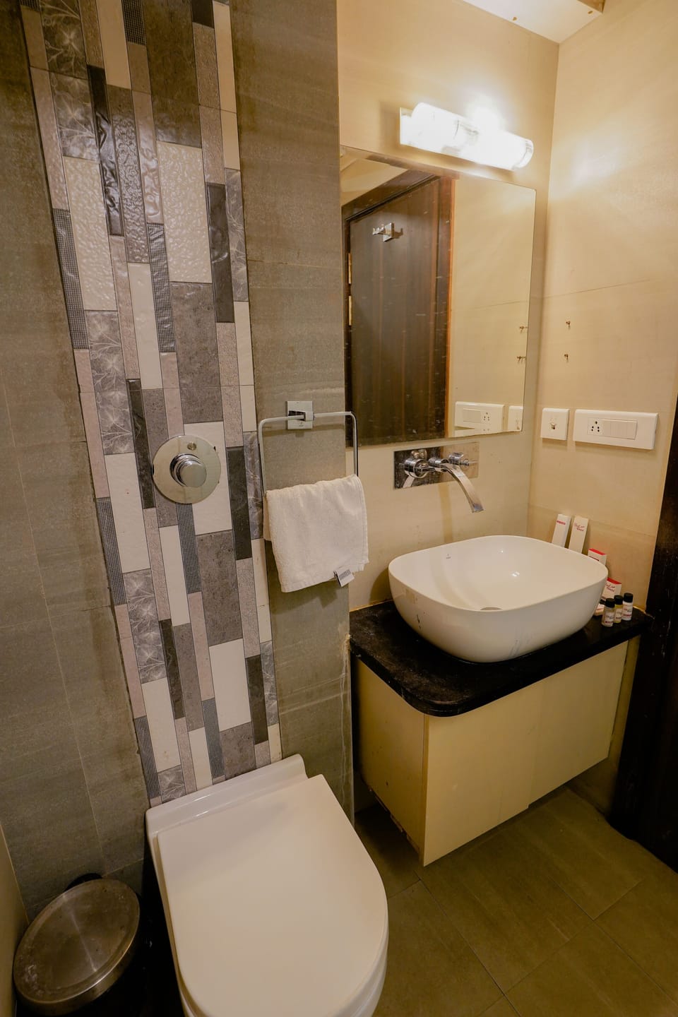 Deluxe Double Room | Bathroom | Shower, rainfall showerhead, free toiletries, towels