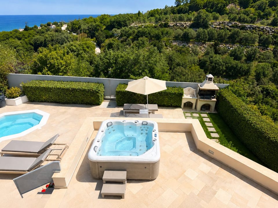 Outdoor spa tub
