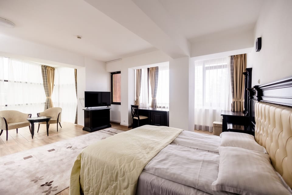 Deluxe Apartment | Minibar, desk, laptop workspace, soundproofing