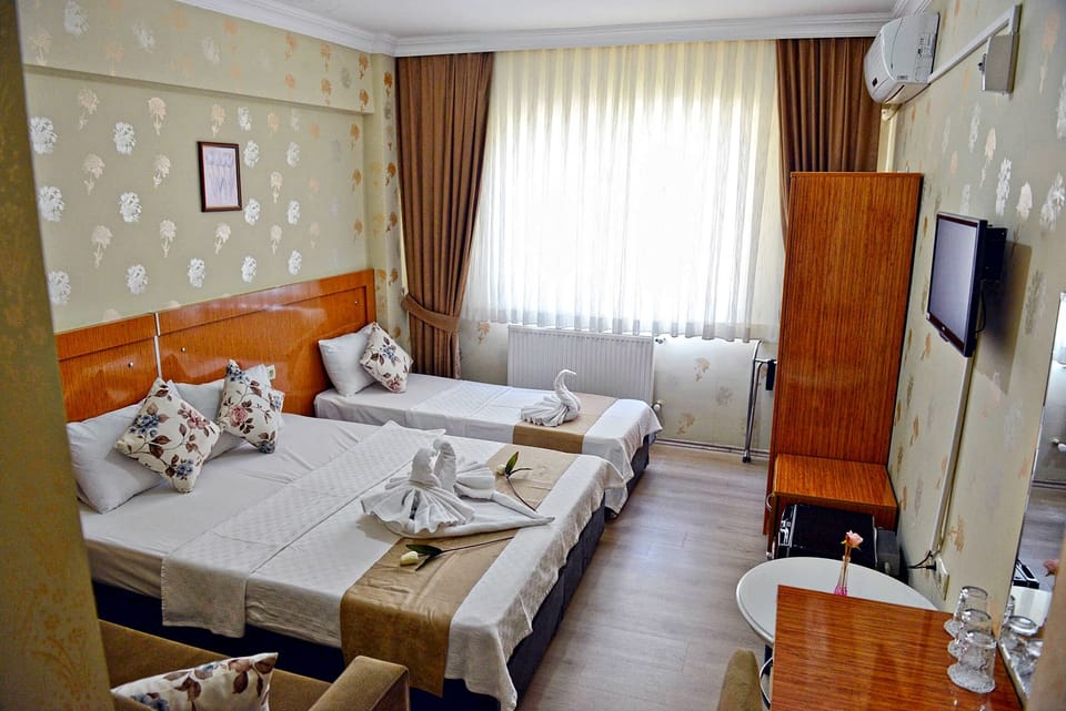 Triple Room | Premium bedding, WiFi (free), bed sheets