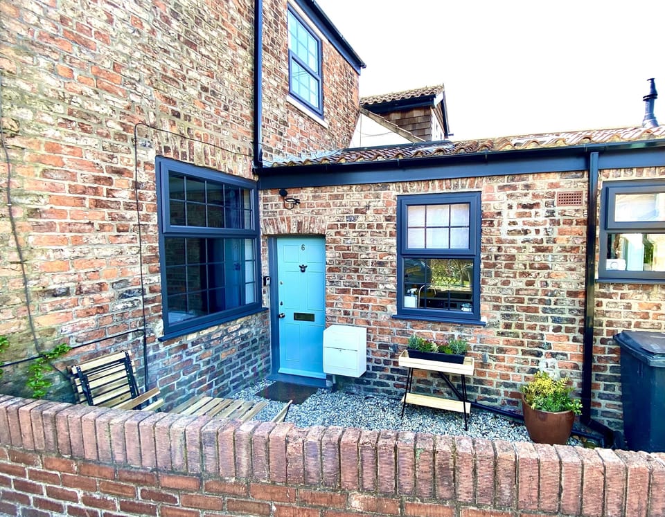 Outside & seating area