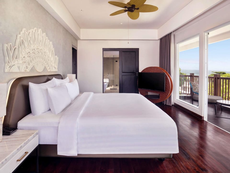 Executive Suite, 1 King Bed | In-room safe, desk, laptop workspace, iron/ironing board