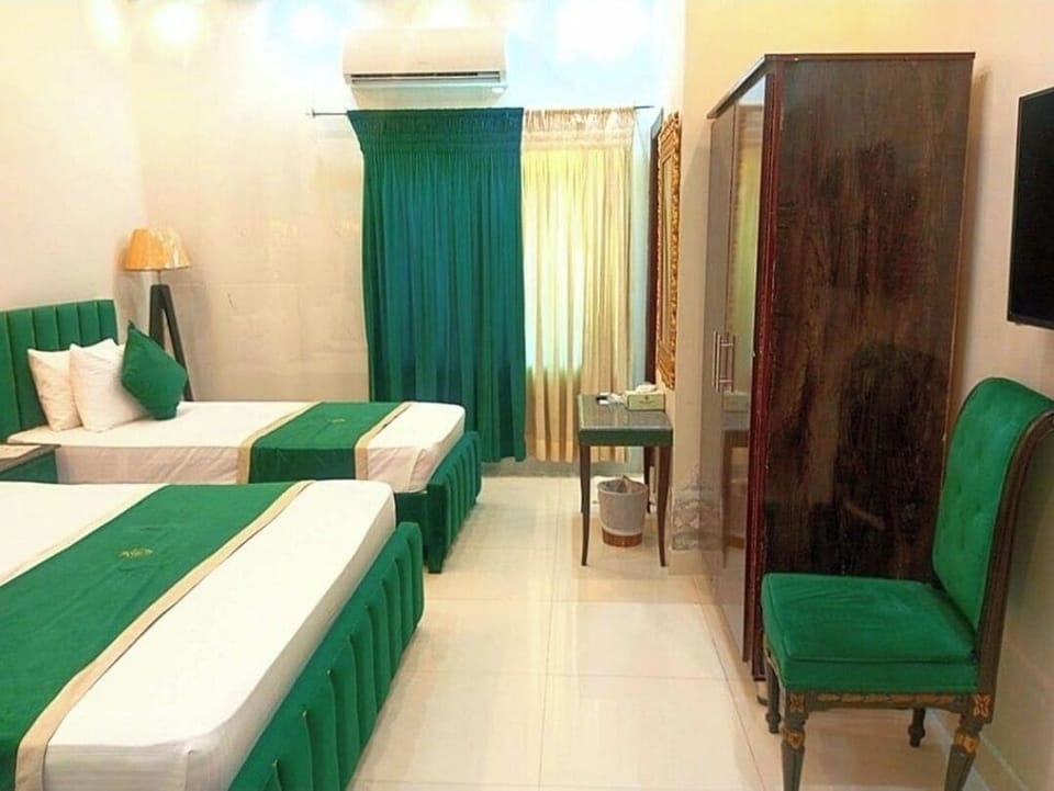Minibar, soundproofing, free WiFi, wheelchair access