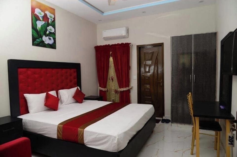 Minibar, soundproofing, free WiFi, wheelchair access